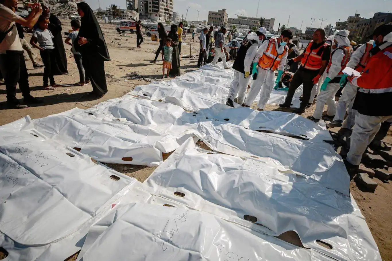 Gazze’de El-Kâtibe Meydanı’ndan 60’tan fazla şehidin cenazesi çıkarıldı Gazze’de El-Kâtibe Meydanı’ndan 60’tan fazla şehidin cenazesi çıkarıldı