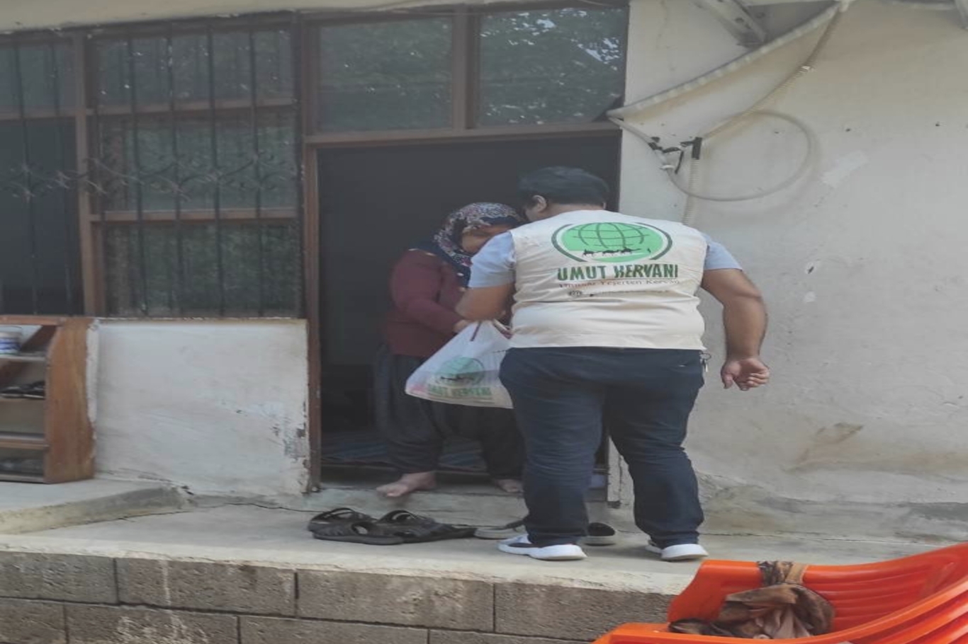 Umut Kervanı, Kozan’da muhtaç ailelere gıda yardımı yaptı Umut Kervanı, Kozan’da muhtaç ailelere gıda yardımı yaptı