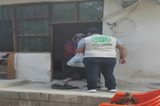 Umut Kervanı, Kozan’da muhtaç ailelere gıda yardımı yaptı