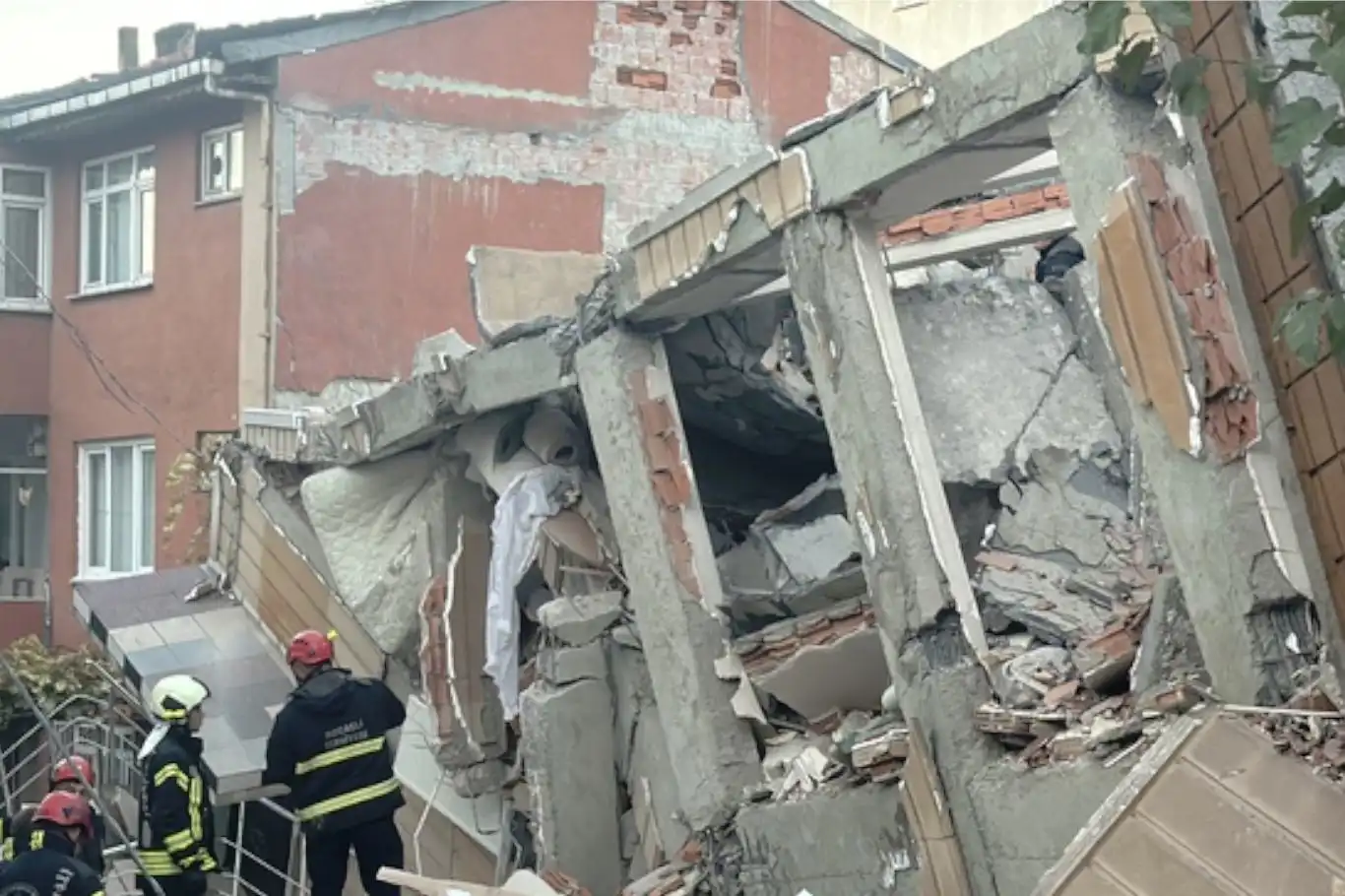 Kocaeli’nin Gebze ilçesinde 7 katlı bina çöktü Kocaeli’nin Gebze ilçesinde 7 katlı bina çöktü