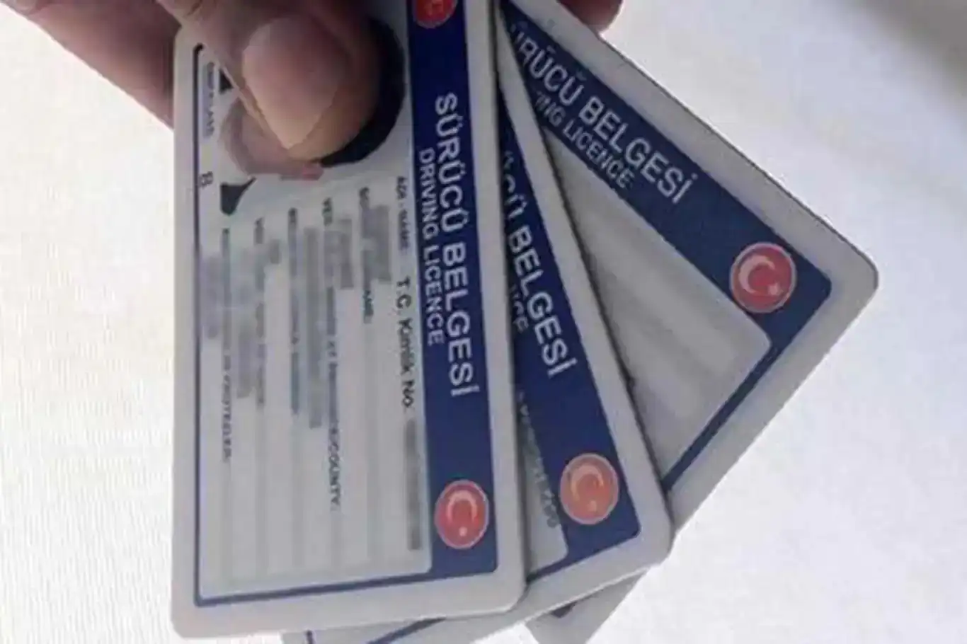 Eski ehliyetlerin yenilenmesi için son gün cuma Eski ehliyetlerin yenilenmesi için son gün cuma