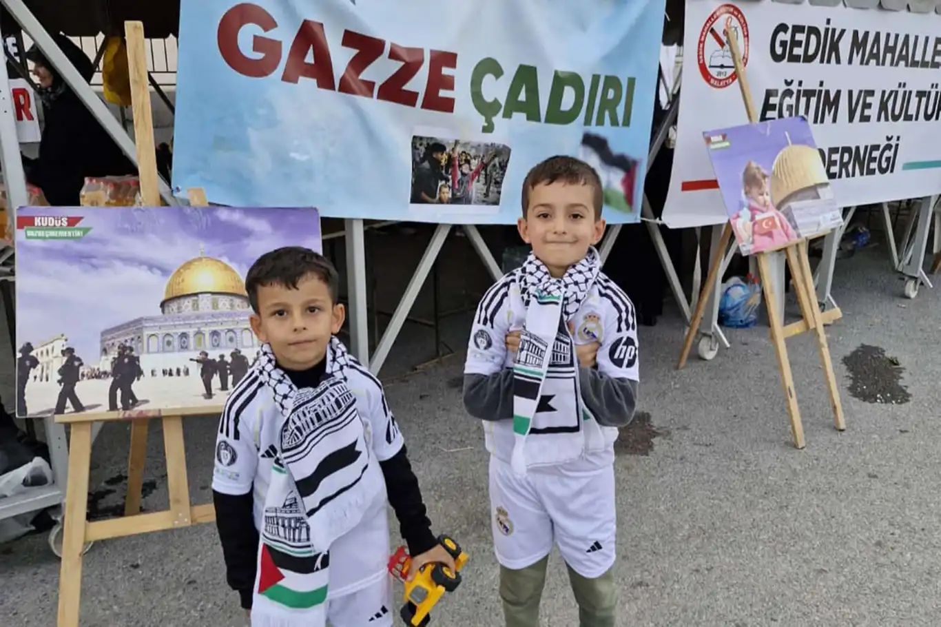 Mahalle sakinlerinden Gazzeli çocuklara anlamlı destek Mahalle sakinlerinden Gazzeli çocuklara anlamlı destek