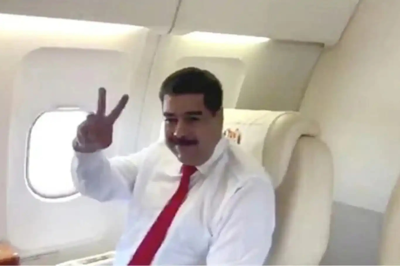 أسوشيتد برس: عميل أمريكي عرض على طيار مادورو اختطاف طائرته مقابل مبالغ مالية ضخمة أسوشيتد برس: عميل أمريكي عرض على طيار مادورو اختطاف طائرته مقابل مبالغ مالية ضخمة