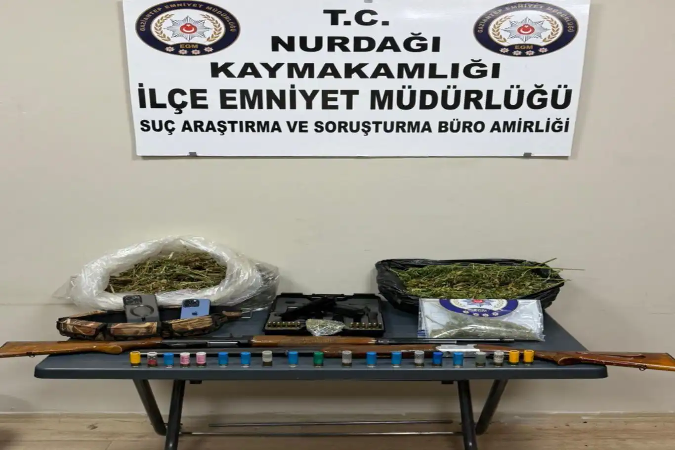 Gaziantep'te uyuşturucu ve silah operasyonu: 4 gözaltı Gaziantep'te uyuşturucu ve silah operasyonu: 4 gözaltı