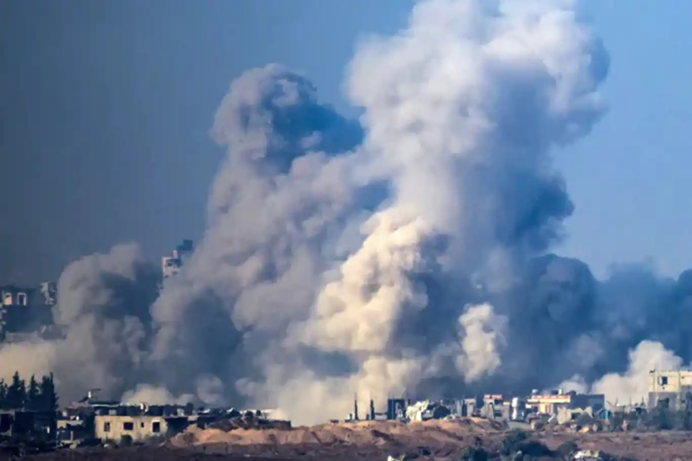 Siyonist işgalcilerden Gazze'de yeni hava saldırıları Siyonist işgalcilerden Gazze'de yeni hava saldırıları