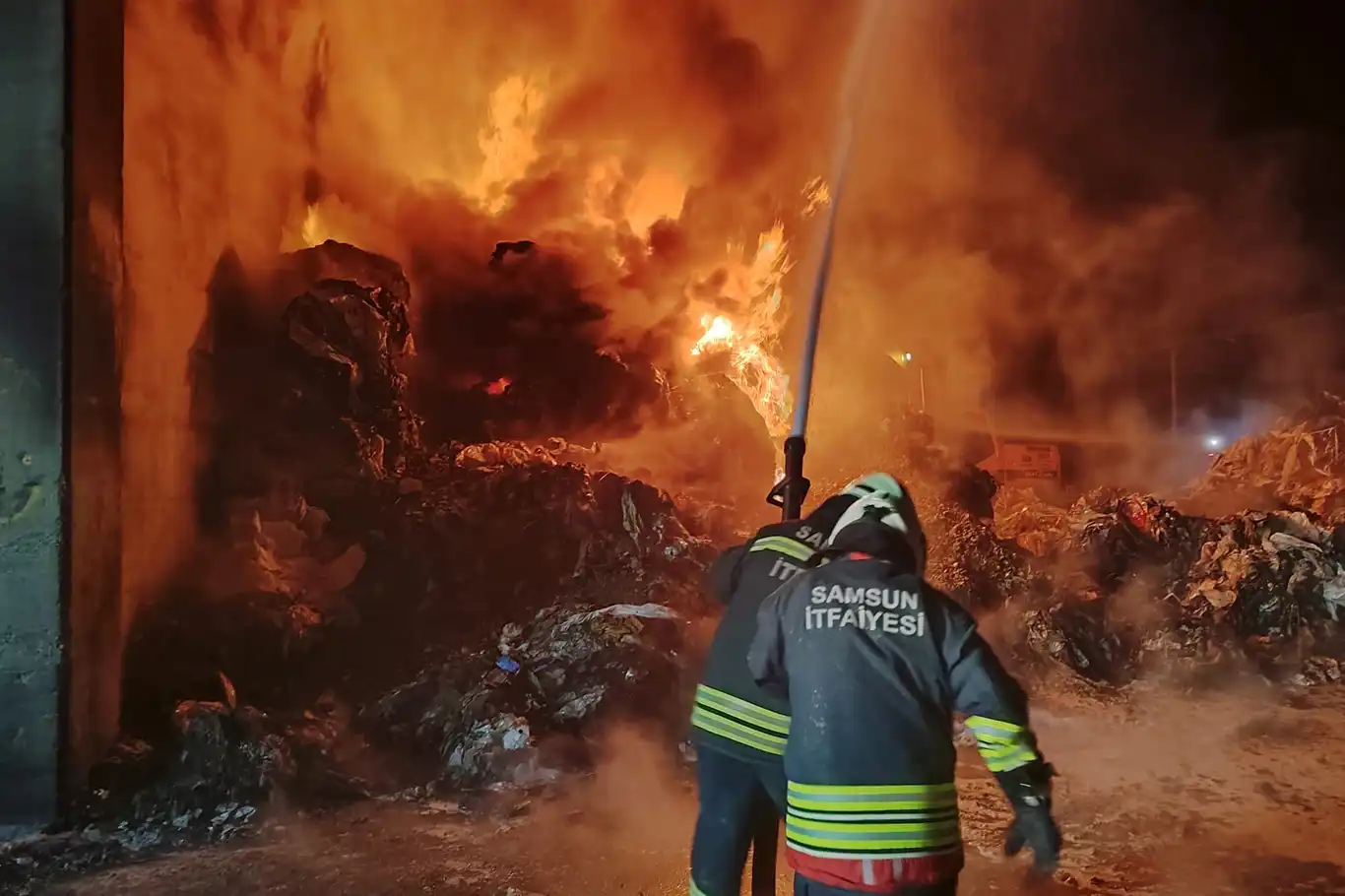 Samsun'da geri dönüşüm fabrikasında yangın Samsun'da geri dönüşüm fabrikasında yangın