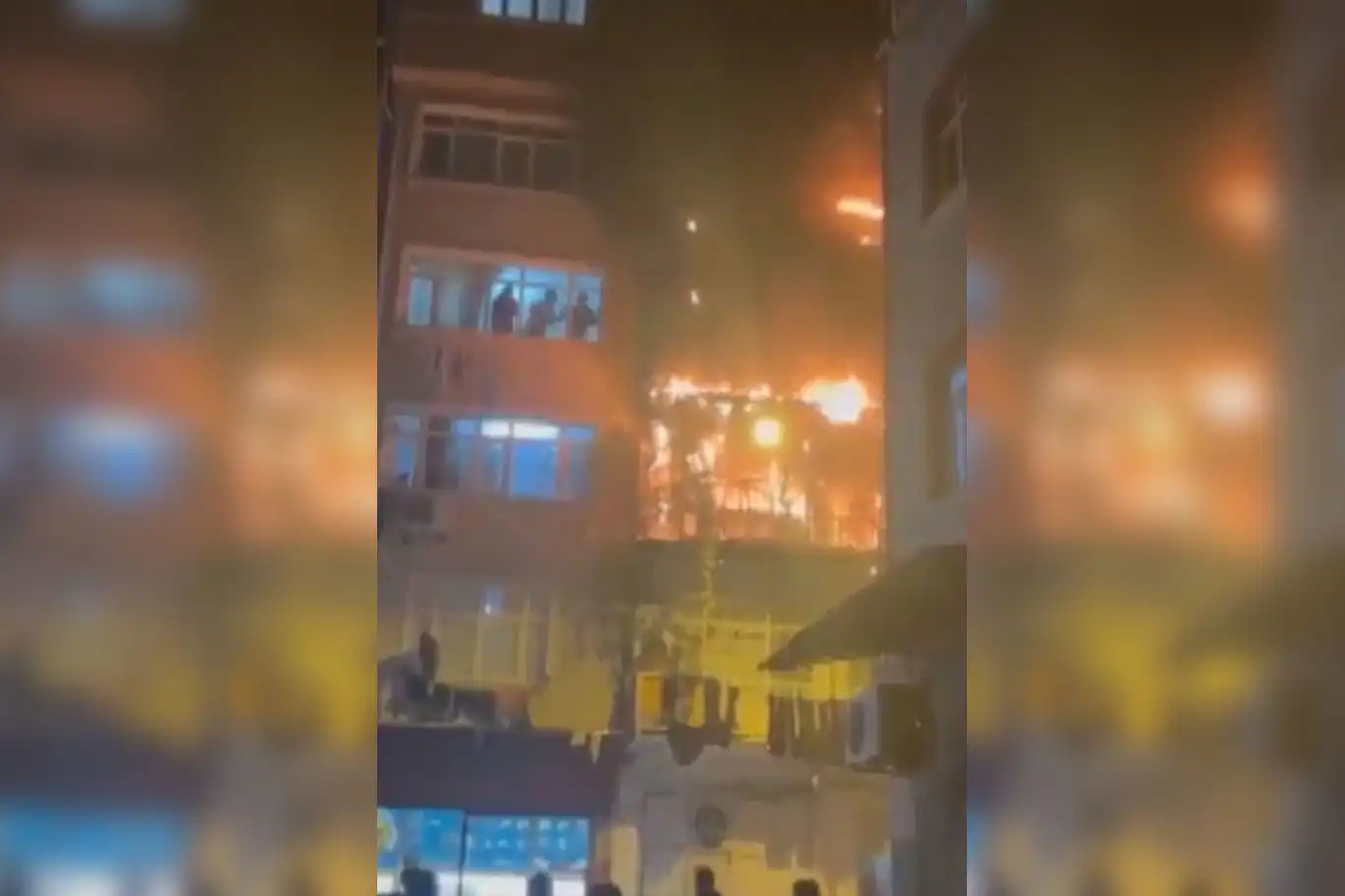 İstanbul'da havai fişek evi yaktı: 8 kişi dumandan etkilendi İstanbul'da havai fişek evi yaktı: 8 kişi dumandan etkilendi