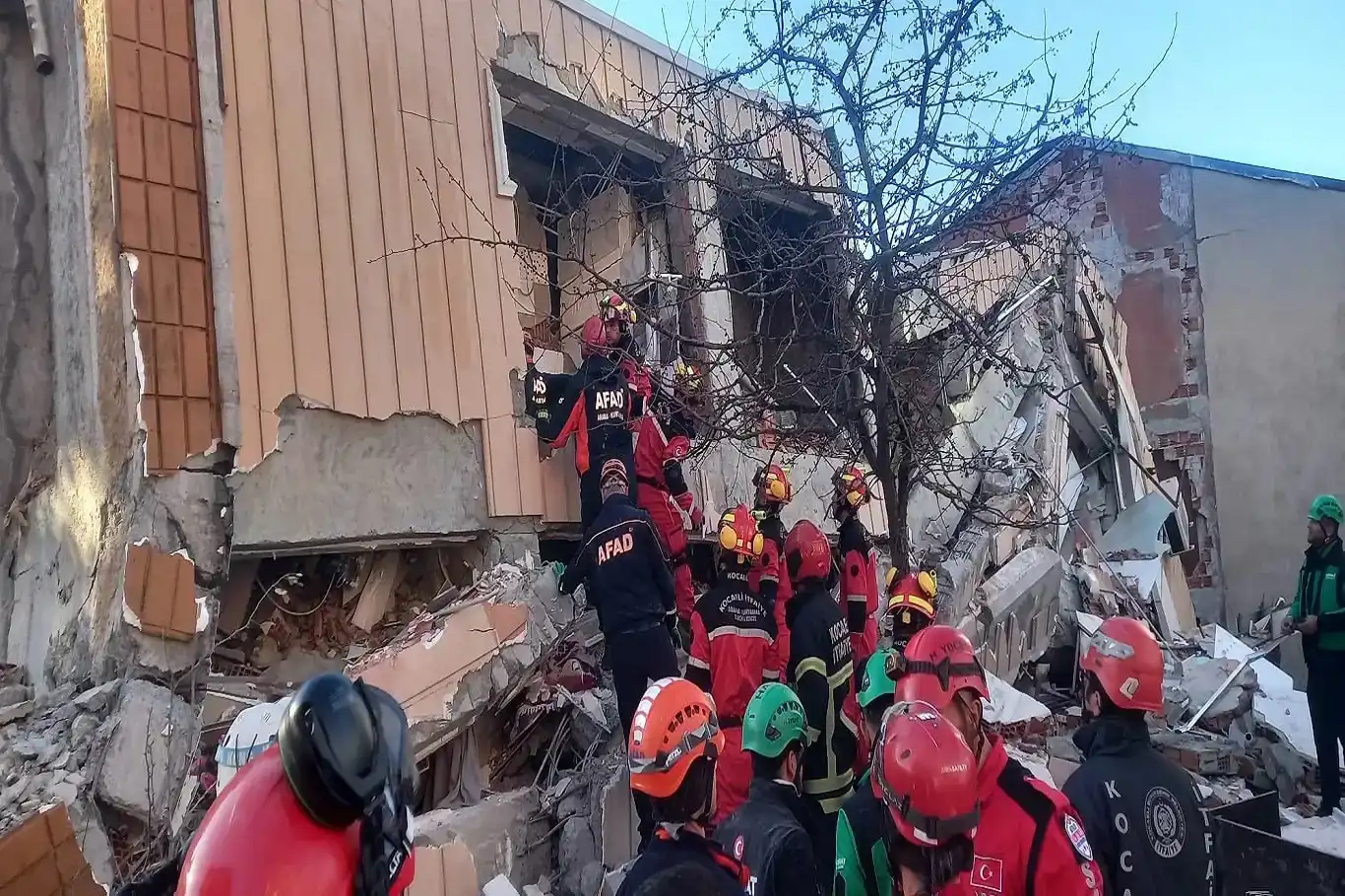 Gebze’de çöken binada aynı aileden 4 kişi hayatını kaybetti Gebze’de çöken binada aynı aileden 4 kişi hayatını kaybetti
