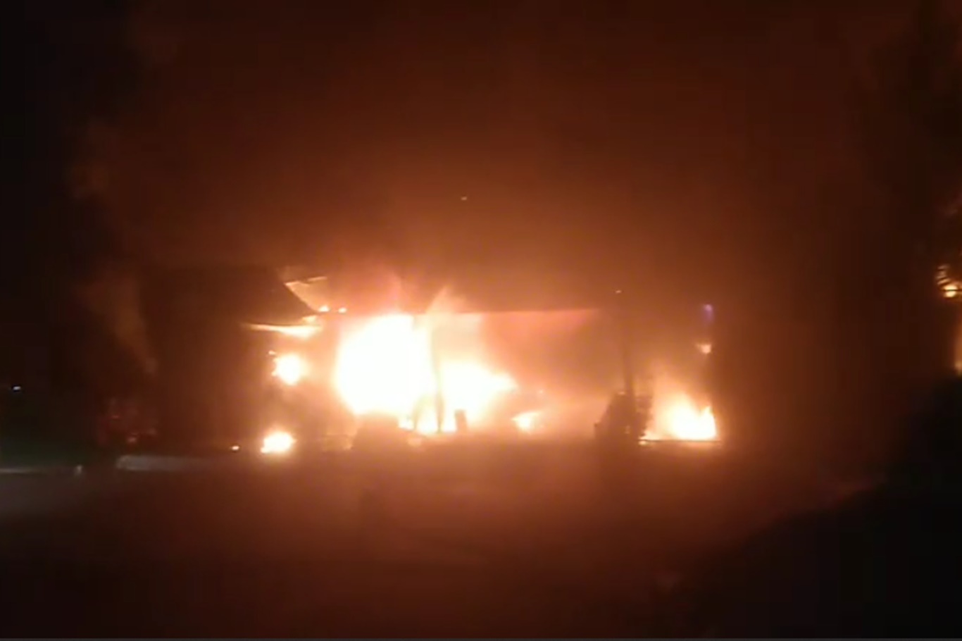 Yangın benzinliğe sıçramadan söndürülerek faciadan dönüldü Yangın benzinliğe sıçramadan söndürülerek faciadan dönüldü