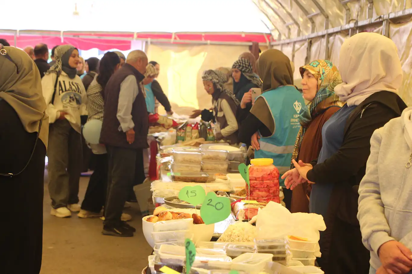 Mardin'de Filistin ve ihtiyaç sahipleri yararına kermes düzenlendi Mardin'de Filistin ve ihtiyaç sahipleri yararına kermes düzenlendi