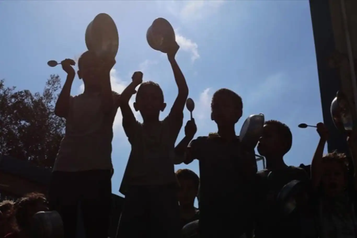 الأونروا: هناك مساعدات غذائية تكفي سكان غزة لثلاثة أشهر عالقة بسبب الحصار الصهيوني الأونروا: هناك مساعدات غذائية تكفي سكان غزة لثلاثة أشهر عالقة بسبب الحصار الصهيوني