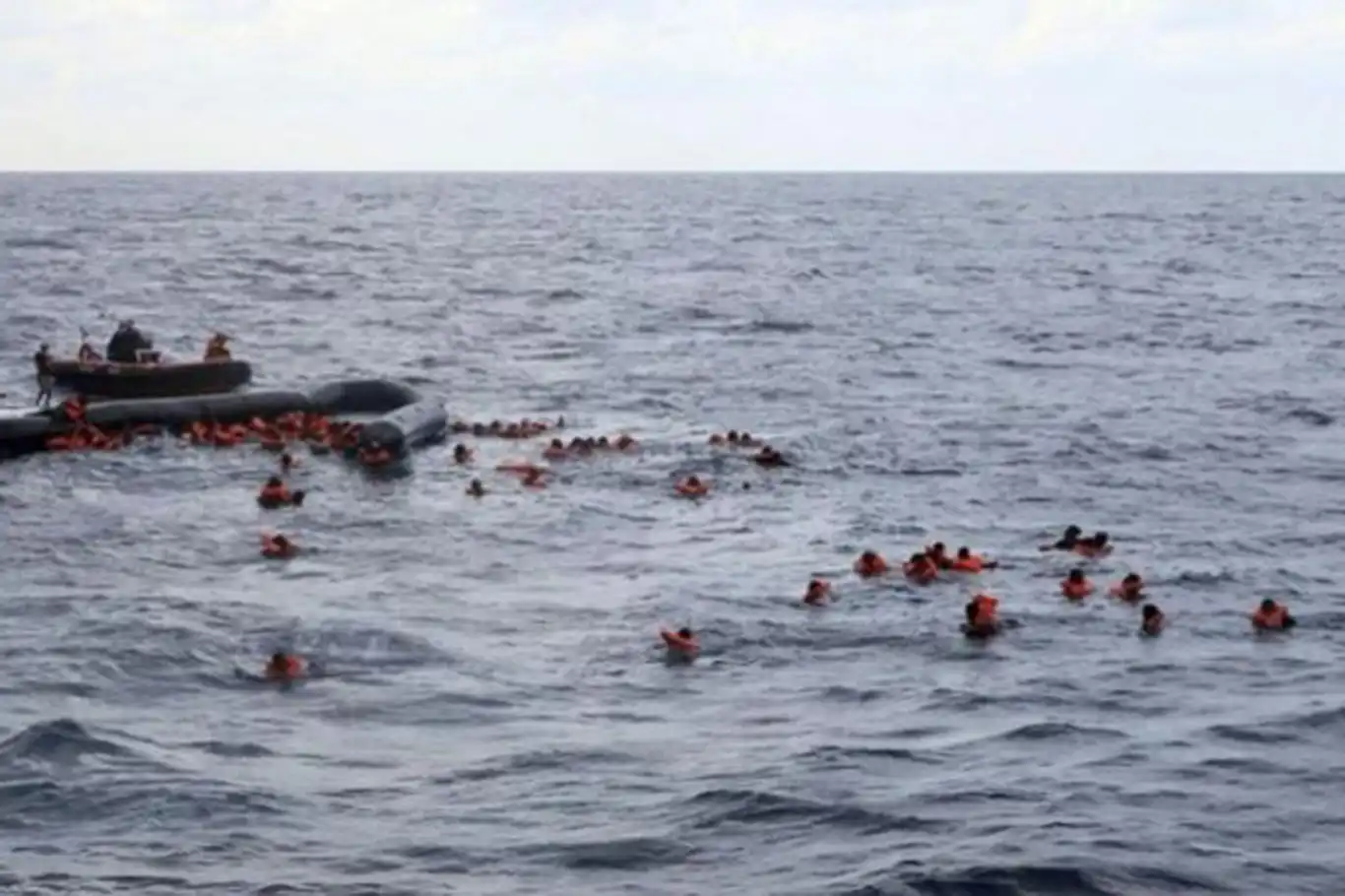 Libya açıklarında göçmen teknesi battı: 18 ölü Libya açıklarında göçmen teknesi battı: 18 ölü