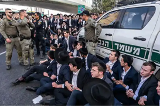 مئات الآلاف من اليهود الأرثوذكس المتشددين يتظاهرون ضد الخدمة العسكرية الإلزامية