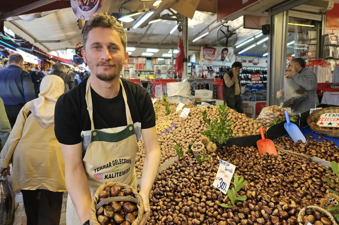 Kış aylarının vazgeçilmez lezzeti kestane, tezgahlarda yerini aldı Kış aylarının vazgeçilmez lezzeti kestane, tezgahlarda yerini aldı