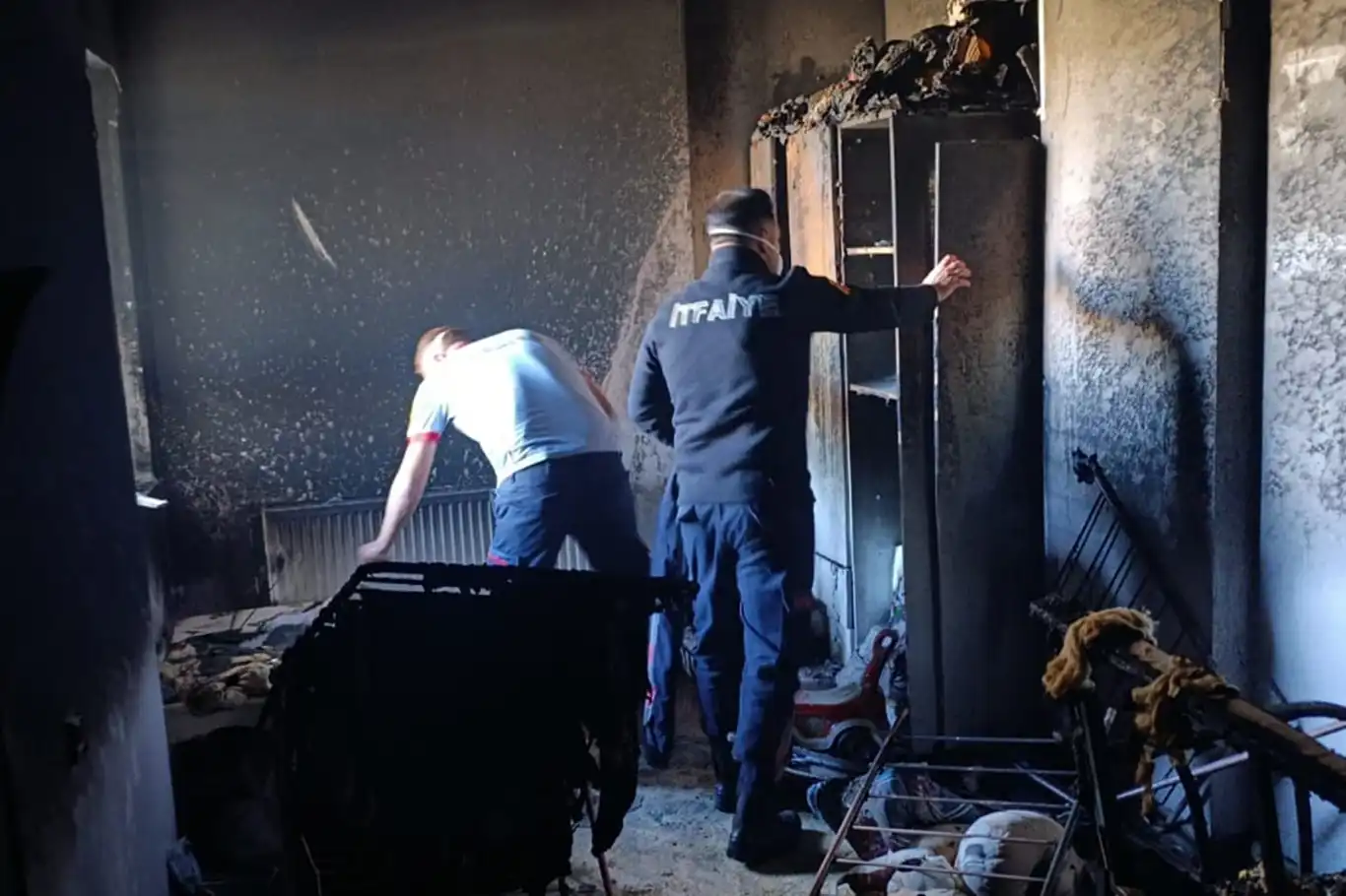 Siirt'te apartmanda yangın paniği: 7 kişi dumandan etkilendi Siirt'te apartmanda yangın paniği: 7 kişi dumandan etkilendi