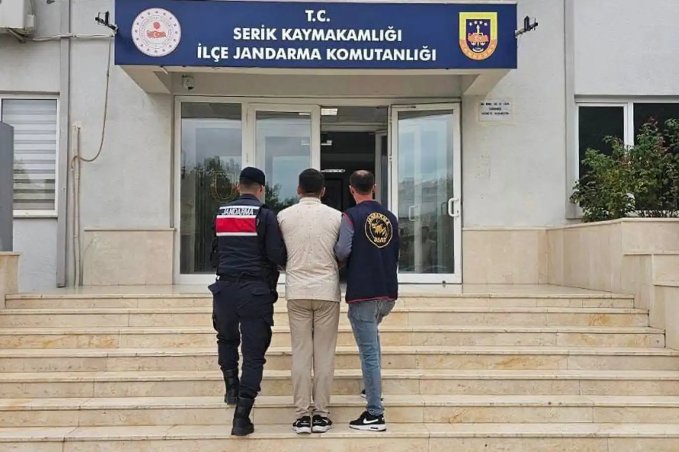 Antalya’da aranan şahıslara yönelik operasyon  Antalya’da aranan şahıslara yönelik operasyon