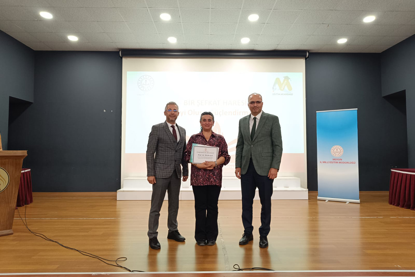 “Bir Şefkat Haresi Projesi" kapsamında öğretmenlere “İyi Oluşu Güçlendirme” eğitimi verildi “Bir Şefkat Haresi Projesi" kapsamında öğretmenlere “İyi Oluşu Güçlendirme” eğitimi verildi