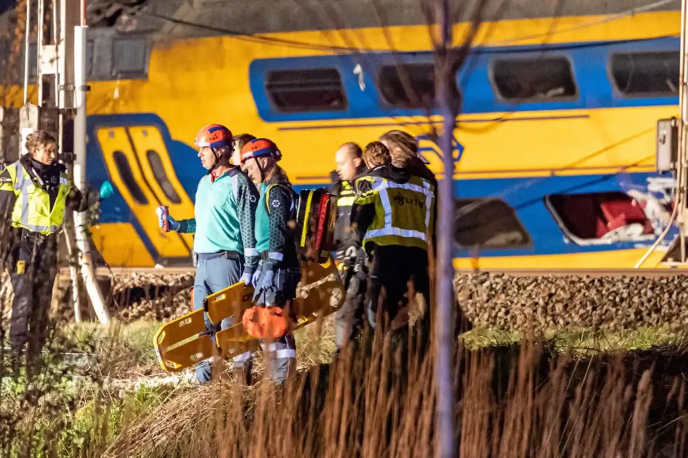 Hollanda'da yolcu treni hemzemin geçitte kalan tır'a çarptı: 5 yaralı Hollanda'da yolcu treni hemzemin geçitte kalan tır'a çarptı: 5 yaralı