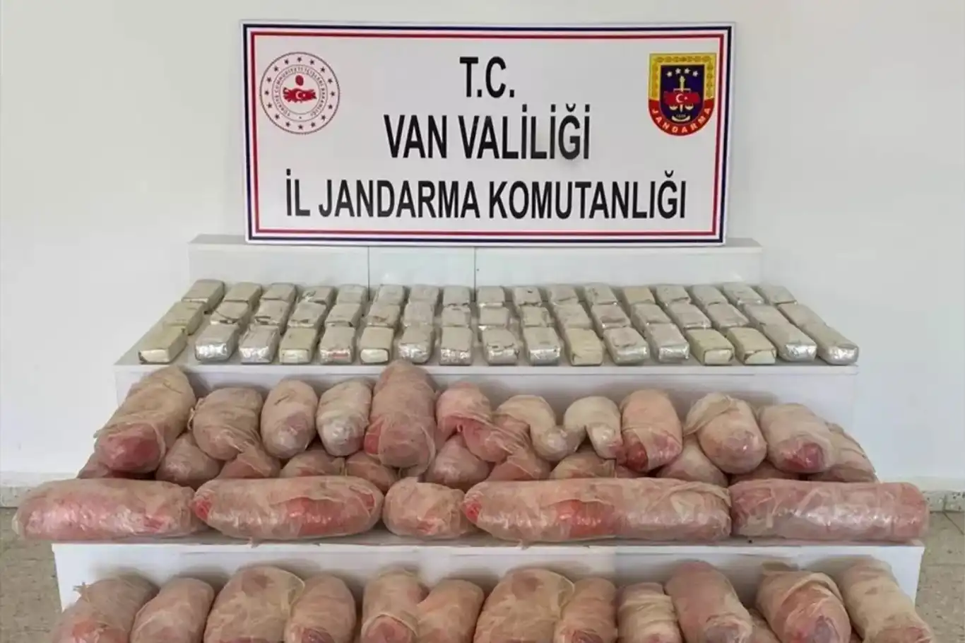 Van'da 39 kg sentetik uyuşturucu ve 28 kg esrar ele geçirildi. Van'da 39 kg sentetik uyuşturucu ve 28 kg esrar ele geçirildi.
