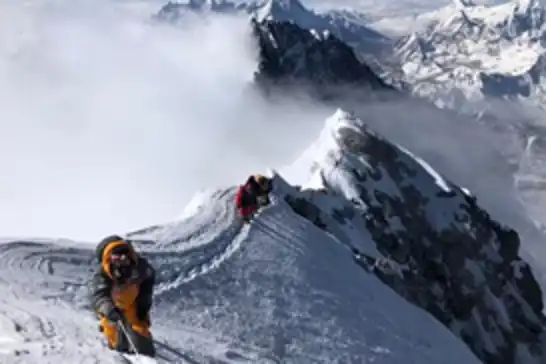 Everest Dağı'nda kar fırtınası: Bin kişi mahsur kaldı