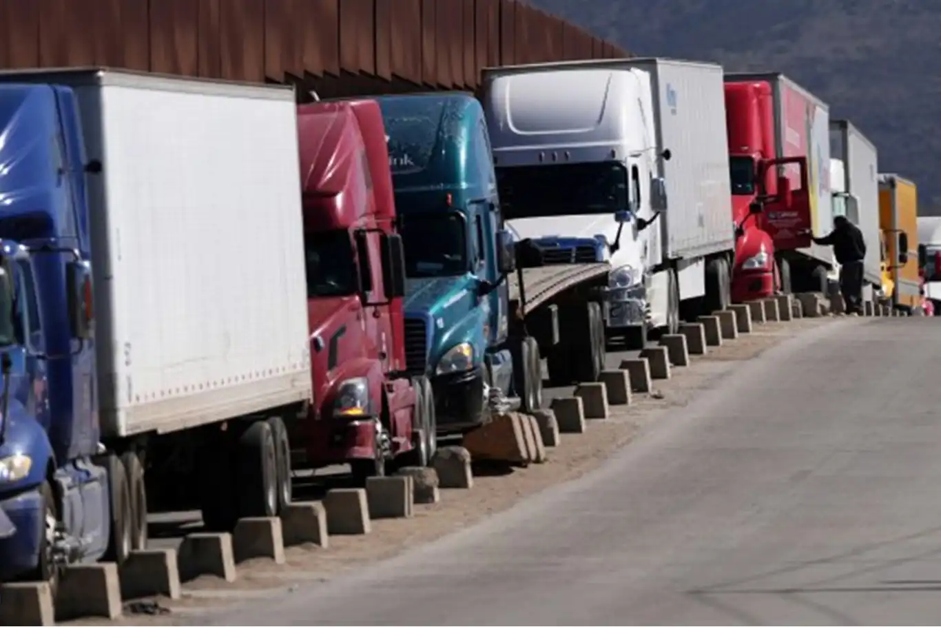 Mexico vows to fight new U.S. tariffs on heavy trucks