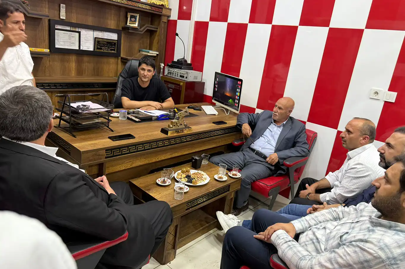 BESO Başkanı Çiftçi, Elma Sokağı esnafının sorunlarını dinledi