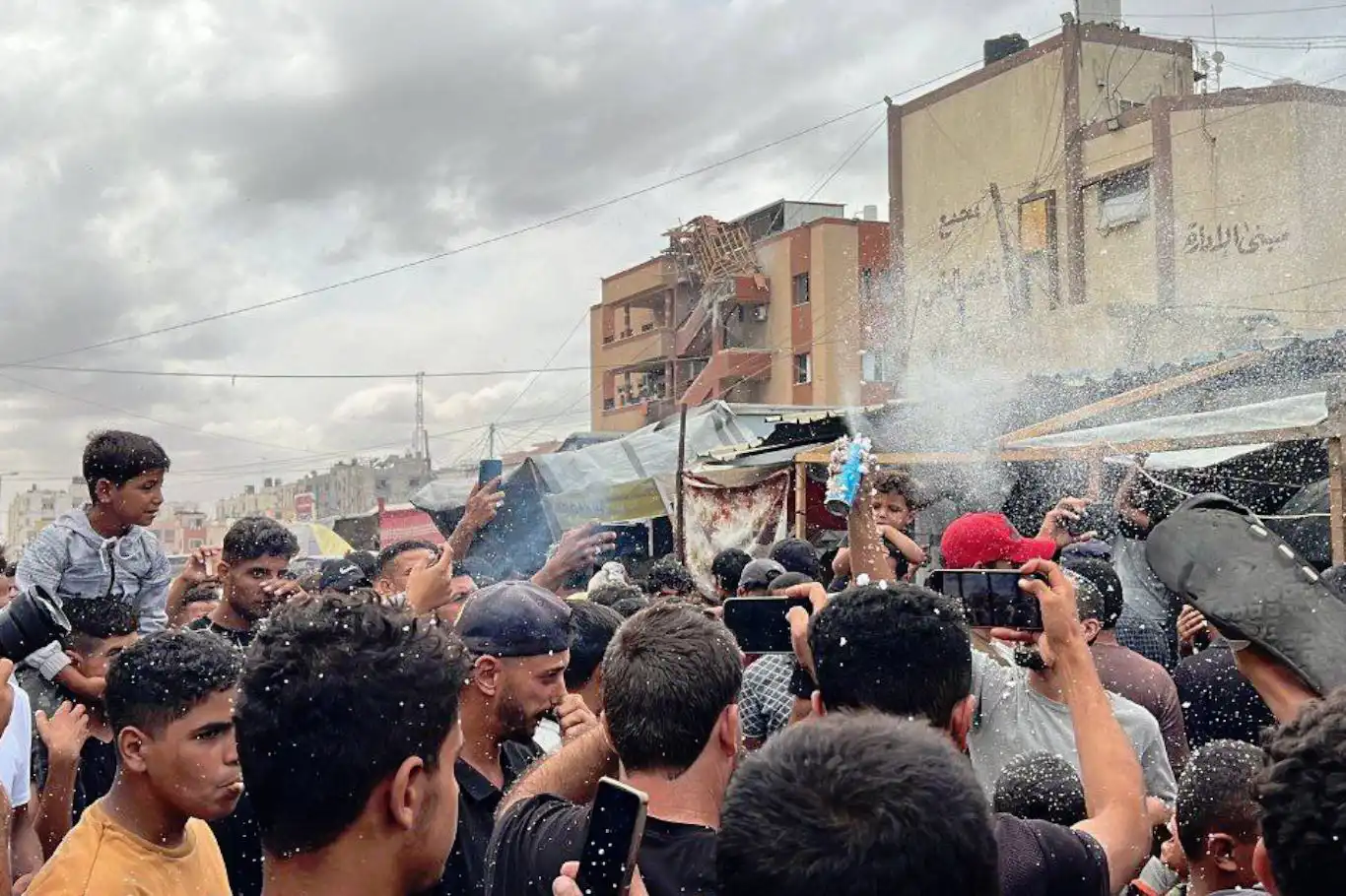 Gazze’de ateşkes sevinci: Han Yunus’ta halk sokaklara döküldü Gazze’de ateşkes sevinci: Han Yunus’ta halk sokaklara döküldü