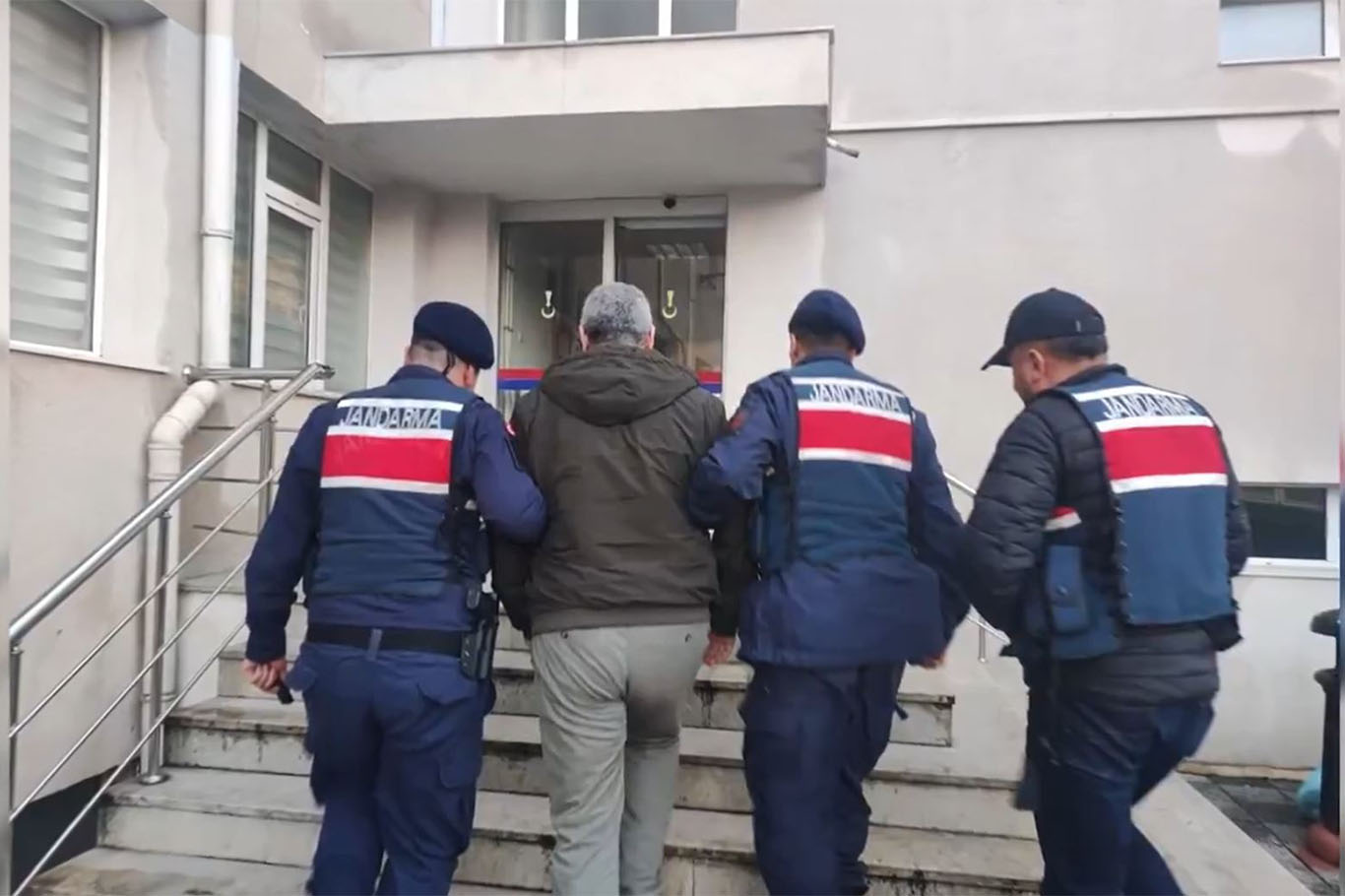 31 ilde FETÖ'ye yönelik operasyon: 50 kişi tutuklandı 31 ilde FETÖ'ye yönelik operasyon: 50 kişi tutuklandı