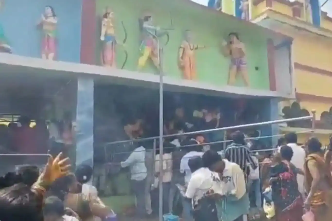 قەرەباڵغی لە پەرستگای هیندۆسەکان: ١٠ کەس کوژران و ژمارەیەکی زۆریش بریندار بوون