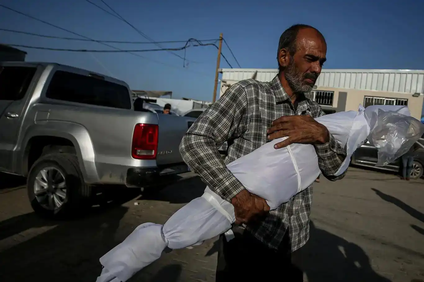 رژێمی داگیرکەر بەردەوامە لە هێرش سەر غەززە: ٢ شەهید و بریندارێک