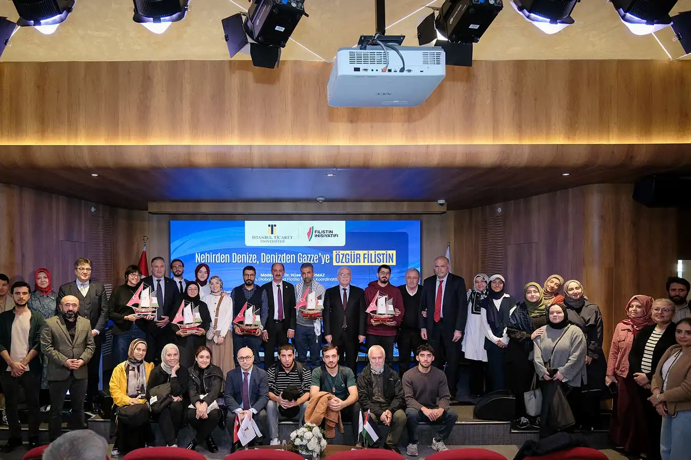 İstanbul'da "Özgür Filistin" paneli düzenlendi İstanbul'da "Özgür Filistin" paneli düzenlendi