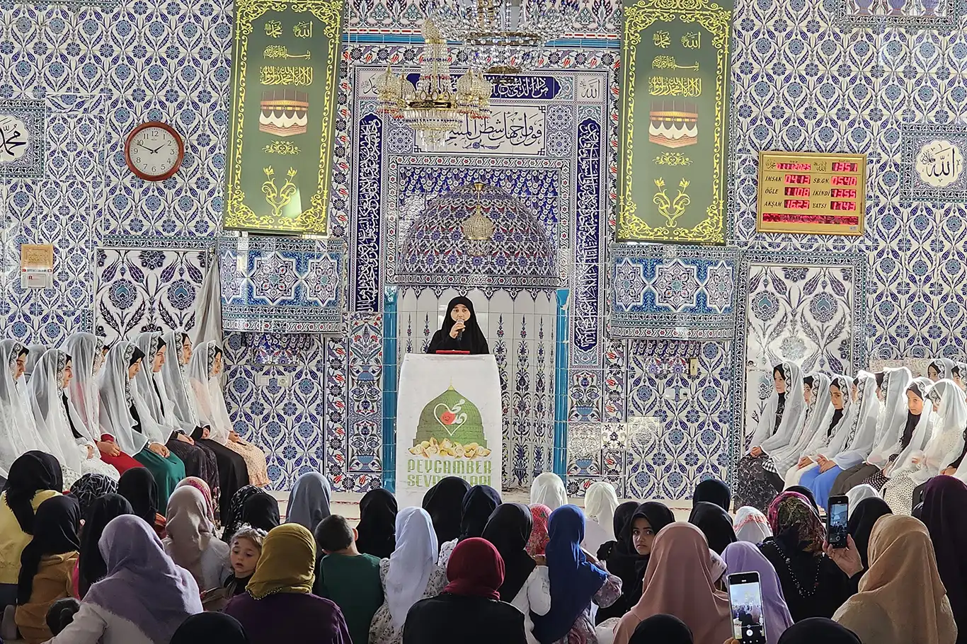 "Niyet ettim tesettüre Emrin başım üstüne" programı ile onlarca genç kız tesettürle tanıştı