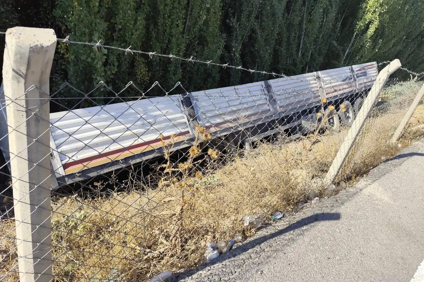 Mardin’de seyir halindeki tır’ın dorsesi  çıkarak uçuruma yuvarlandı Mardin’de seyir halindeki tır’ın dorsesi  çıkarak uçuruma yuvarlandı