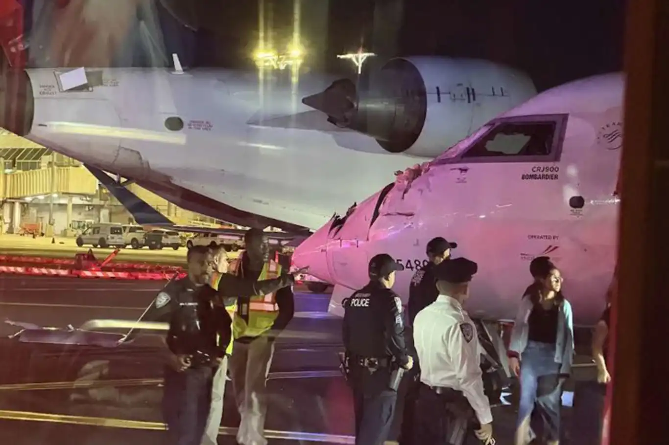 ABD'de iki yolcu uçağı çarpıştı: Felaketin eşiğinden dönüldü ABD'de iki yolcu uçağı çarpıştı: Felaketin eşiğinden dönüldü