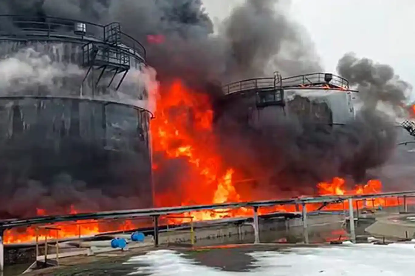 Ukraine strikes Russian oil infrastructure near Moscow Ukraine strikes Russian oil infrastructure near Moscow