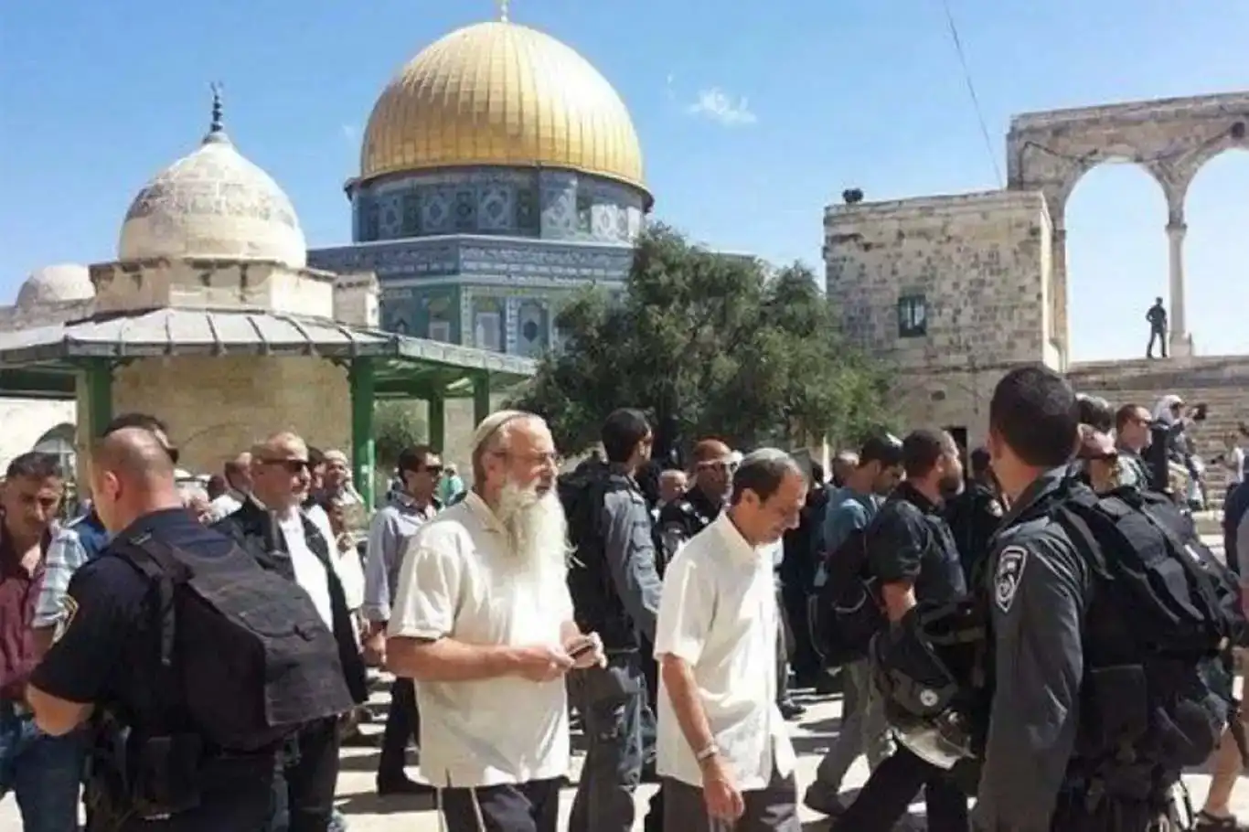 رژێمی داگیرکەری سەهیۆنی بەردەوامە لە هەڵکوتانە سەر مزگەوتی ئەقسا