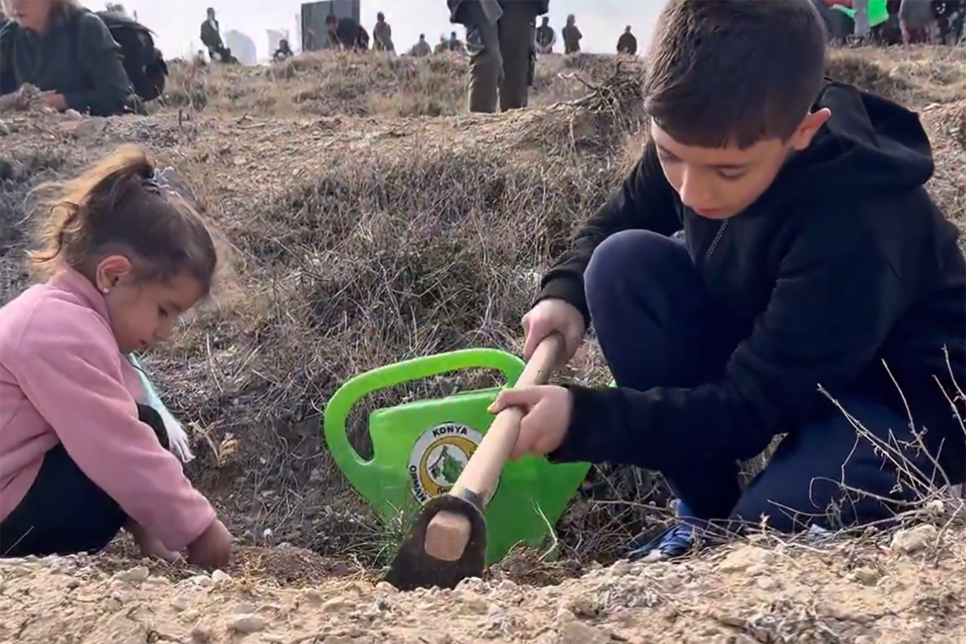Konya'da bir günde 33 binden fazla fidan toprakla buluştu