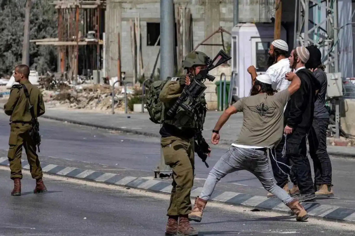 داگیرکەران بەردەوامن لە هەڵکوتان سەر کەناری ڕۆژئاوا