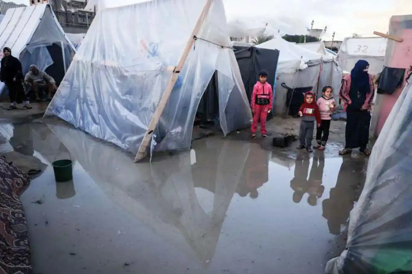 آنروا: در غزه ۲۸۲ هزار خانه نابود  شده؛ صدها هزار خانواده زمستان را در چادرها می‌گذرانند