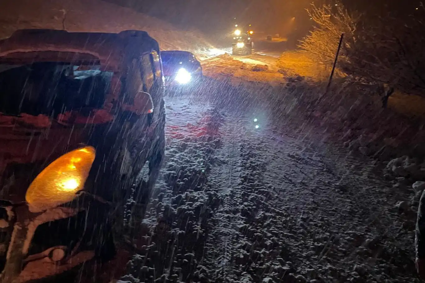 Malatya'da şiddetli kar yağışı ve fırtına Sivas yolunu kapattı