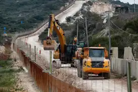 Siyonist rejim Lübnan sınırında duvar örüyor