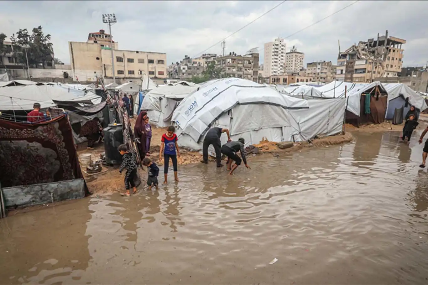 Gaza’s humanitarian Crisis Deepens as Tents Collapse in Heavy Rain
