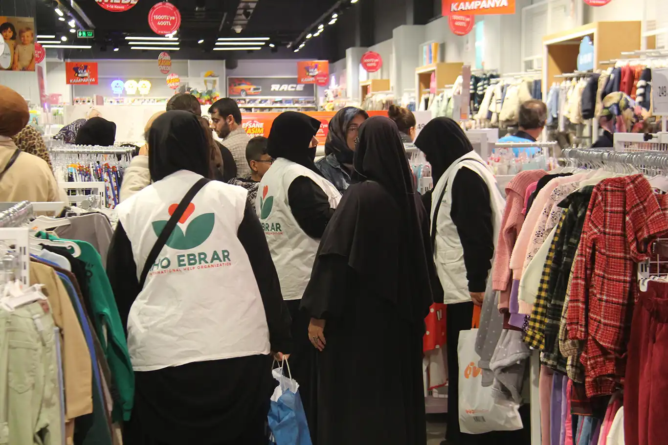 İHO EBRAR’dan Diyarbakır’da yüzlerce yetim çocuğa kışlık giyim desteği