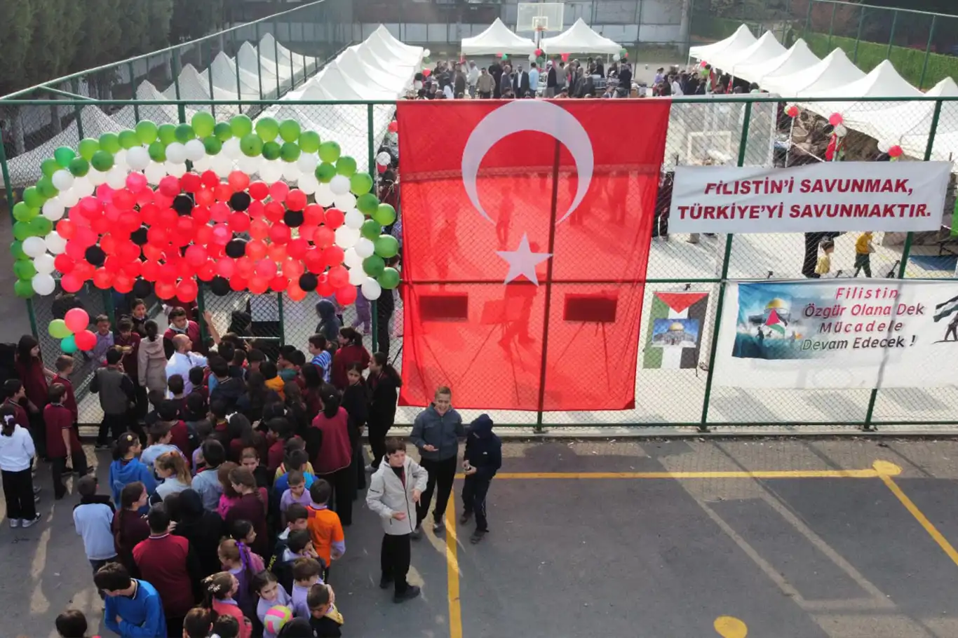 İlkokulda Gazze yararına kermes: 5 saate 400 bin lira toplandı
