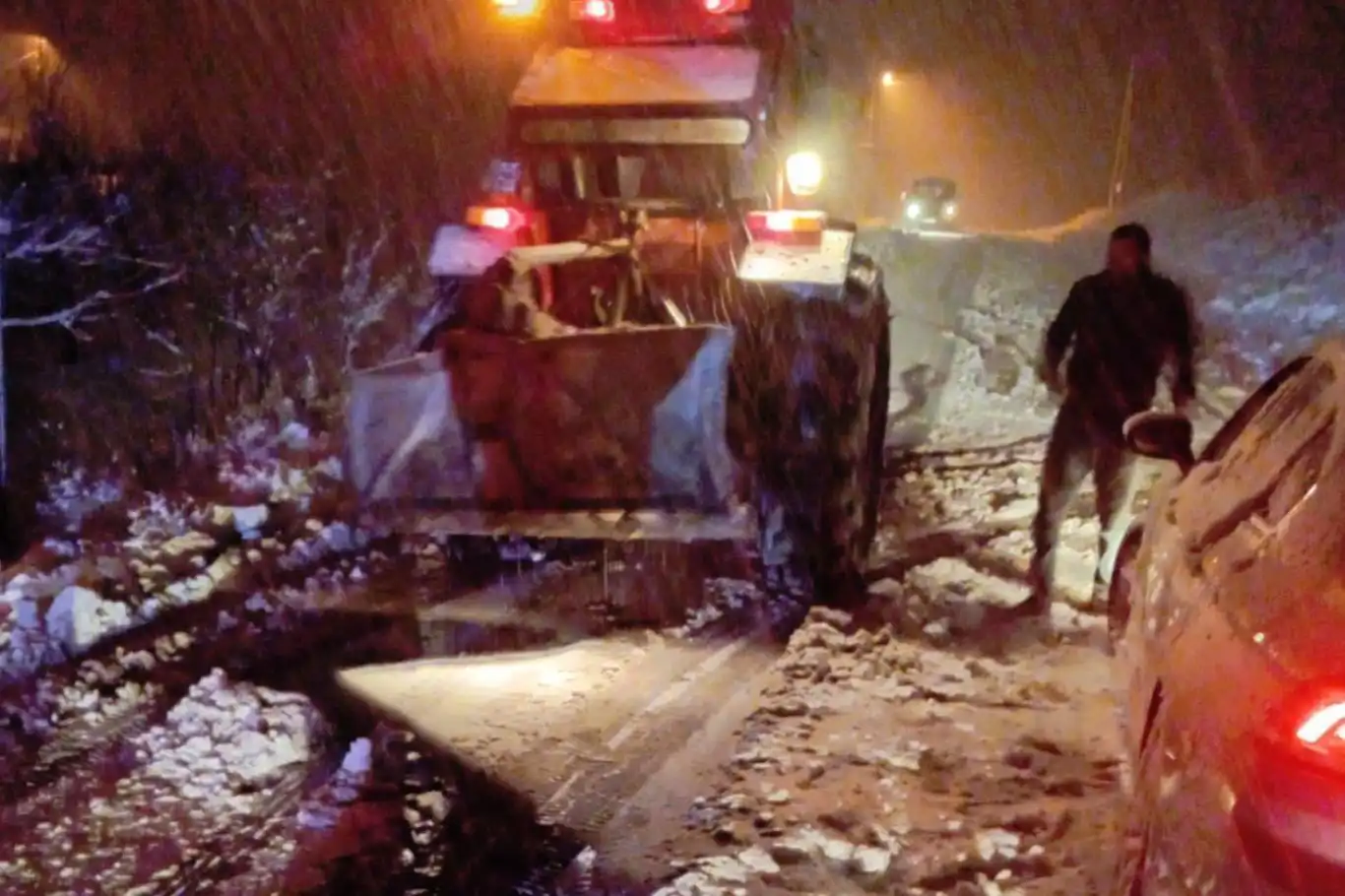 Malatya'da kar yağışı nedeniyle mahsur kalan vatandaşlar kurtarıldı