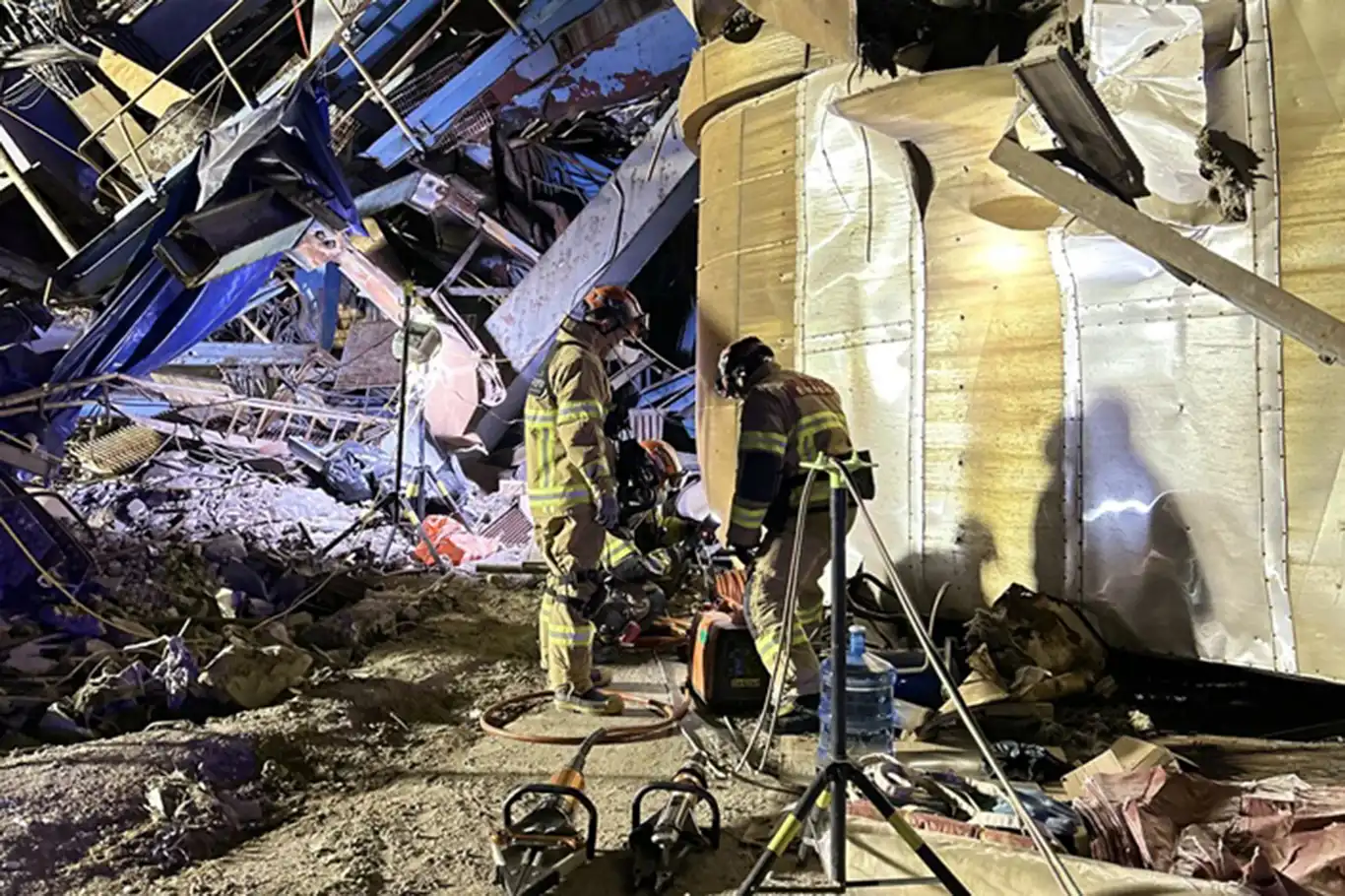 Güney Kore'de çöken santralin altında kalan 7 işçinin cesedi enkazdan çıkarıldı