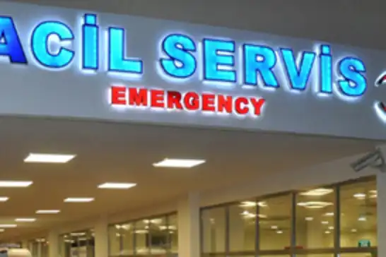 Kar yağışı sonrası işçi servisi yola devrildi: 14 yaralıl