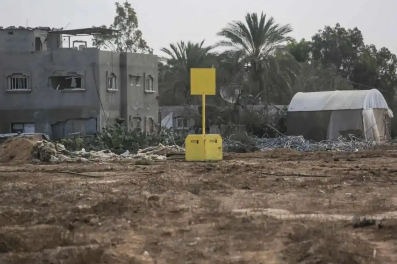 هآرتس: "الخط الأصفر المؤقت في غزّة قد يتحوّل إلى جدار برلين جديد"