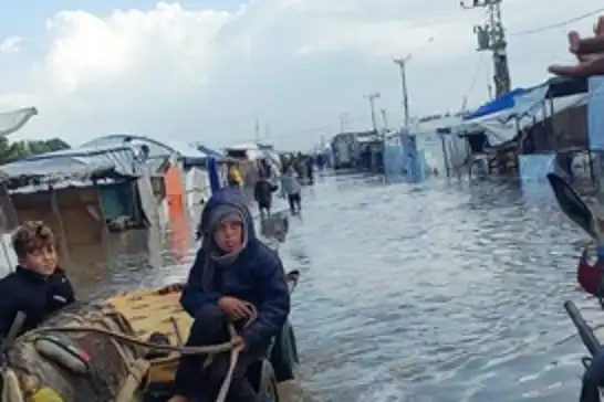 غزة..الأمطار تغرق آلاف الخيام وسط استمرار للقصف الصهيوني على القطاع