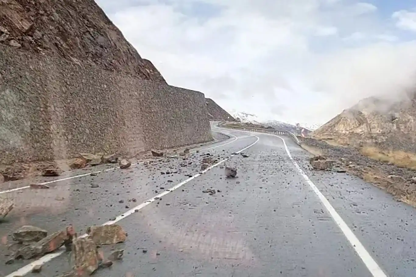 Siirt’te karayoluna çok sayıda kaya düştü: Facianın eşiğinden dönüldü